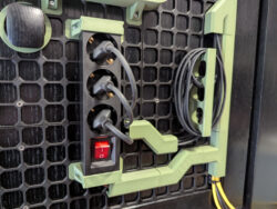 Custom-Halterungen für Stromleiste und Kabel